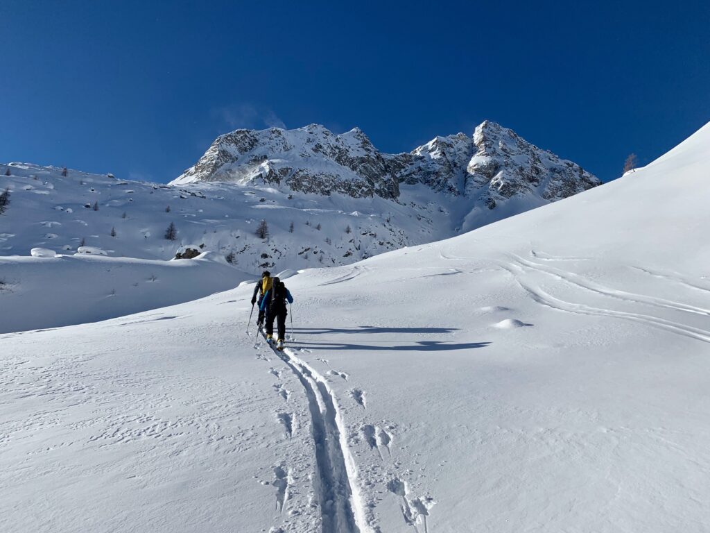 Due scialpinisti su manto nevoso